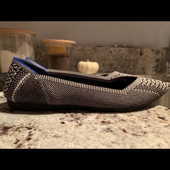 Rothys black & white Pythons points size 8 - Picture 2 of 6